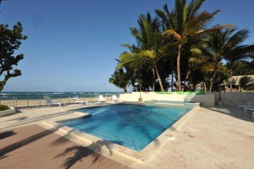 Swimming pool sa o malapit sa Watermark Luxury Oceanfront Residences