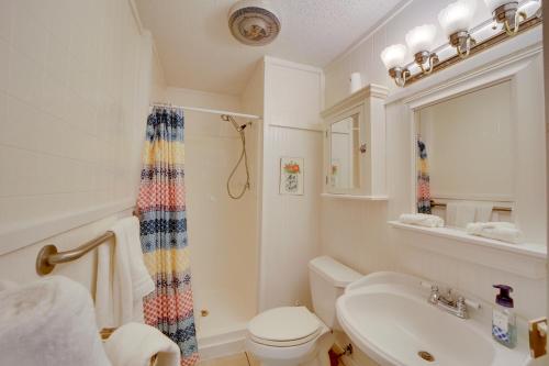 La salle de bains blanche est pourvue de toilettes et d'un lavabo. dans l'établissement Secluded Vian Retreat Close to Tenkiller Lake, à Vian