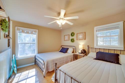 - une chambre avec 2 lits et un ventilateur de plafond dans l'établissement Secluded Vian Retreat Close to Tenkiller Lake, à Vian