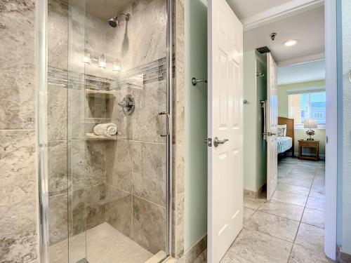 Koupelna v ubytování Oceanfront with Beach, Pool, BBQ & Steps to Flagler Ave