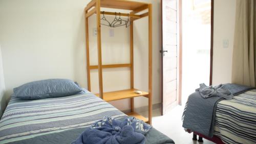 1 dormitorio con 2 camas y armario en Casa com Píer à Beira do Rio Preguiças em Condomínio Fechado en Barreirinhas