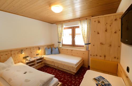 Postel nebo postele na pokoji v ubytování Gasthof Gröbenhof