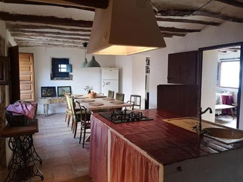 une cuisine avec une table et une salle à manger dans l'établissement Casa rural Quintina, relax en la Sierra del Segura, à Socovos