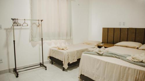 1 dormitorio con 2 camas en una habitación en Casa com Píer à Beira do Rio Preguiças em Condomínio Fechado en Barreirinhas