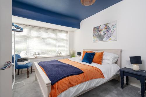 a bedroom with a bed and a blue ceiling at Hill Lane in Central Manchester - Free Parking in Manchester