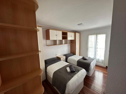 Habitación con 2 camas en una habitación en Precioso apartamento en el corazón de Elizondo, en Elizondo