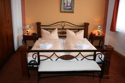 Schlafzimmer mit einem Bett mit weißer Bettwäsche und Kissen in der Unterkunft Komforthotel-Restaurant Württemberger Hof in Bad Saulgau