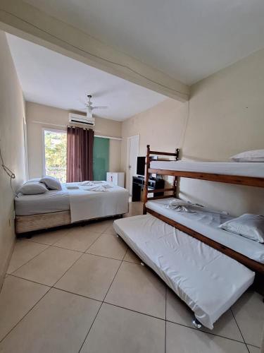 Poschodová posteľ alebo postele v izbe v ubytovaní Hospedagem Recanto dos Anjos