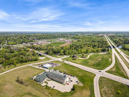 an aerial view of a building and a highway at Boarders Inn & Suites by Cobblestone Hotels - Shawano in Shawano