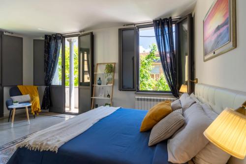 Residenza Avezzano Bed and Breakfast في أفيتسانو: غرفة نوم بسرير وملاءات ووسائد زرقاء