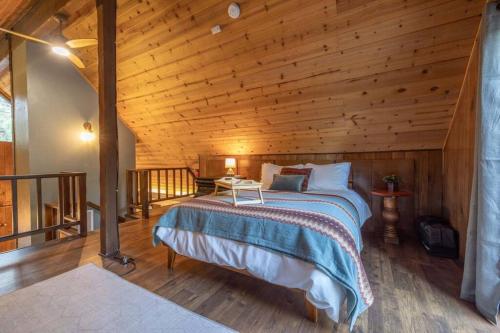 a bedroom with a bed and a wooden ceiling at Pendleton Pines in Sugarloaf