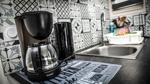 un comptoir de cuisine avec un mixeur sur un comptoir dans l'établissement Charmant deux pièces rez de chaussée, à Cabourg