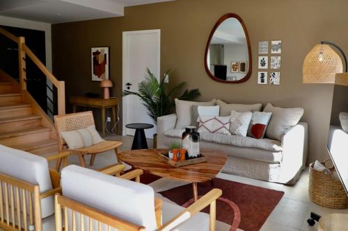 Posezení v ubytování Very pretty house 2 minutes walk from the beach