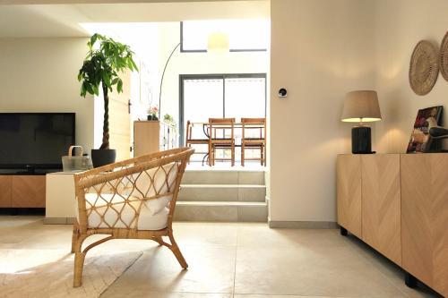 un salon avec une chaise et une télévision dans l'établissement Beautiful house near the Parc Bordelais, à Bordeaux