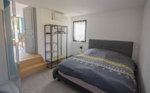 ein Schlafzimmer mit einem Bett in einem Zimmer mit einer Treppe in der Unterkunft Maison Napoléon in Brienne-le-Château
