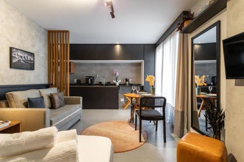 リオデジャネイロにあるUnhotel - Bossa Design Studios Ipanema, Perto da Praiaのソファとテーブルのあるリビングルーム
