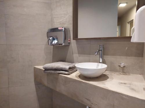 Bathroom sa Hotel Raices Esturion