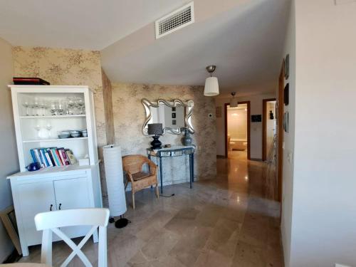 a living room with a table and a mirror at La Bonita Ador Apartamento in Ador