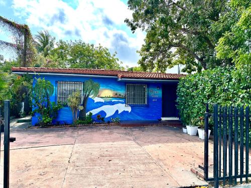 Una casa azul con un cuadro a un lado. en Miami House en Miami