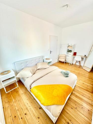 - une chambre avec un grand lit et du parquet dans l'établissement Le Cosy T2 15 min de Strasbourg, à Bischheim
