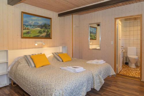 ein Schlafzimmer mit einem Bett mit zwei Handtüchern darauf in der Unterkunft Pension Slægtsgaarden in Allinge