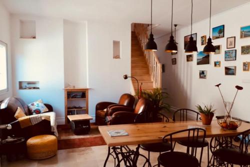 uma sala de estar com mesa e cadeiras em Charming House Ideally Located With Furnished Terrace 3 Bedrooms & Parking em Le Bouscat