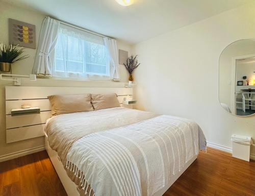Postel nebo postele na pokoji v ubytování 2BR 1BA Garden View Guest Suite - King-size Bed - Free Parking