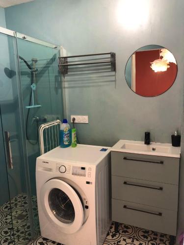 Ένα μπάνιο στο Appartement Soulac- 5personnes - 5min plage - hyper centre