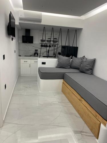 1 dormitorio con 1 cama en el centro de una habitación en Nikoletta Studios, en Agios Prokopios