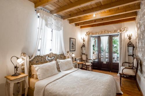 um quarto com uma cama e uma grande janela em Ha La Bodrum em Bodrum City