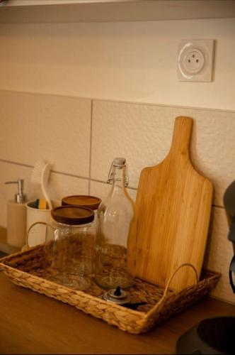 un plateau avec des bouteilles sur un comptoir dans une cuisine dans l'établissement Studio la halte ducale #2, à Charleville-Mézières