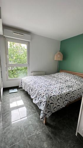 une chambre avec un lit dans une pièce avec une fenêtre dans l'établissement Cozy apartment near La Défense & Paris La Défense Arena, à Courbevoie