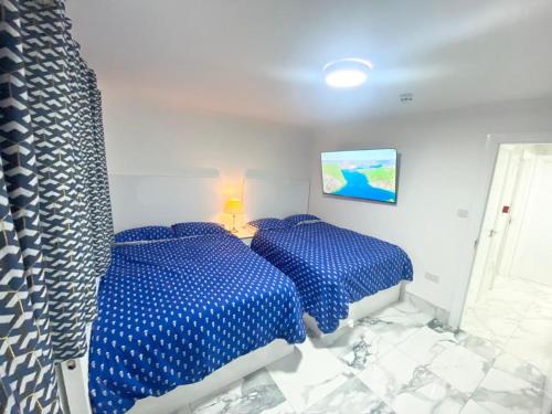 Giường trong phòng chung tại THE ROYAL BOUTIQUE WESTMINSTER LODGE by LONDON SLEEP 9