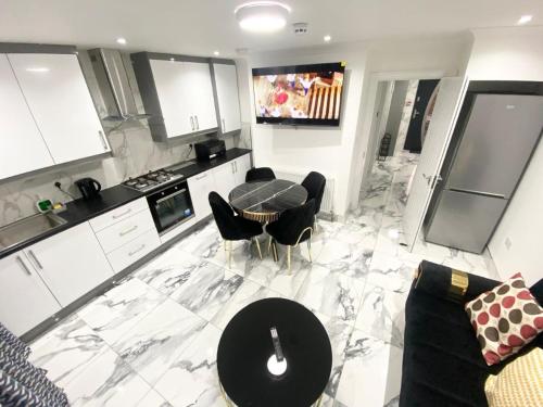 A kitchen or kitchenette at THE ROYAL BOUTIQUE WESTMINSTER LODGE by LONDON SLEEP 10
