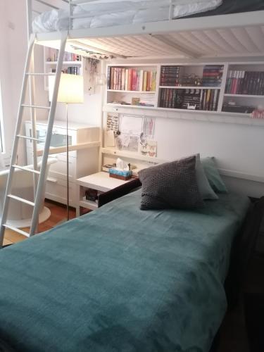 une chambre avec un lit superposé et une échelle dans l'établissement 4 pièces parking proche paris, à Courbevoie