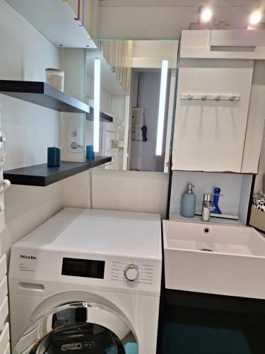 une cuisine avec une machine à laver et un évier dans l'établissement 4 pièces parking proche paris, à Courbevoie