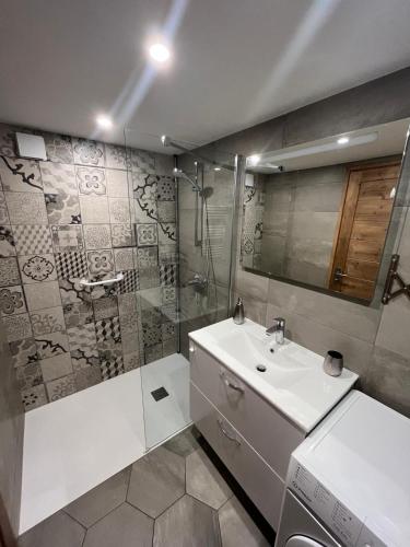 une salle de bain avec un lavabo et une douche dans l'établissement Appartement in the mountains, à Bourg-Saint-Maurice