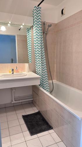 une salle de bain avec un lavabo, une baignoire et une douche dans l'établissement Cozy apartment near La Défense & Paris La Défense Arena, à Courbevoie
