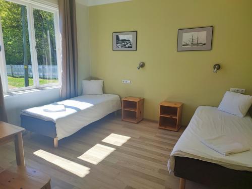 a room with two beds and a window at Lainela puhkeküla in Käsmu