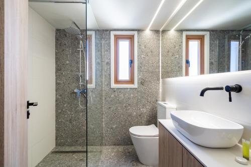 ein Bad mit einer Dusche, einem WC und einem Waschbecken in der Unterkunft STAY Cityscape Charm in Nikosia
