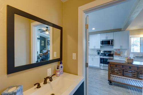 uma casa de banho com um lavatório e um espelho em Riverfront Shawano Home with Private Backyard! em Shawano