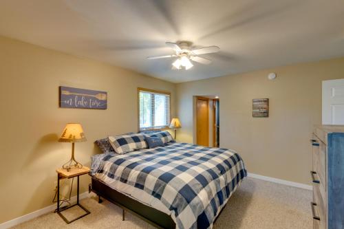 um quarto com uma cama e uma ventoinha de tecto em Riverfront Shawano Home with Private Backyard! em Shawano