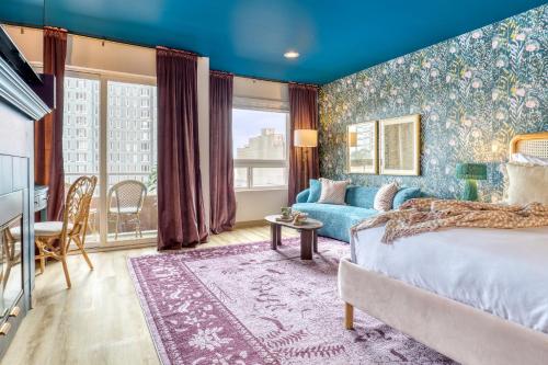 1 dormitorio con cama y pared azul en Quest Travels, en Seattle