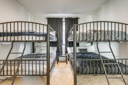 Poschodová posteľ alebo postele v izbe v ubytovaní Phoenix Haven with Balcony, Pool and Hot Tub Access