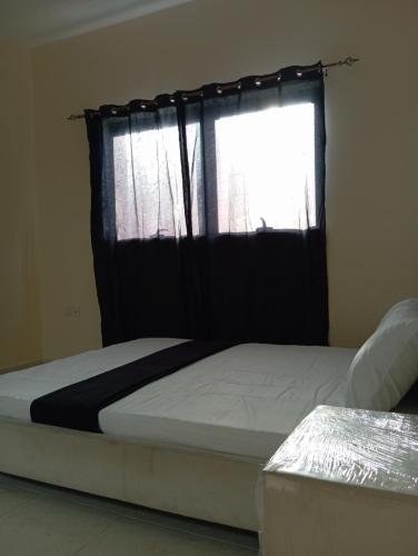 Un pat sau paturi într-o cameră la Booking to preferred room