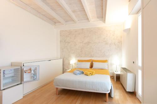 um quarto com uma cama num quarto em Giardini e Mare em Quartu SantʼElena