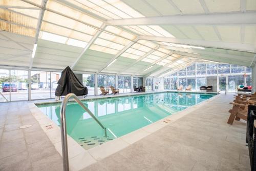 een groot zwembad met een glazen plafond bij Bay Club Resort in Ocean City
