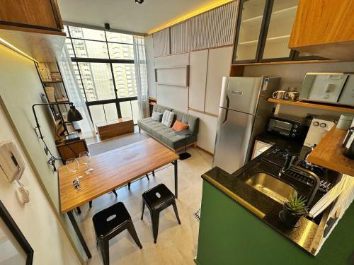 uma pequena cozinha com mesa e bancada em Vem pro Copan em São Paulo