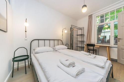 - une chambre avec un lit et 2 serviettes dans l'établissement DR Apartments - Salt, à Sopot