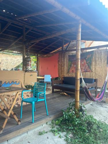 patio con sedie e amaca su una terrazza di Corumbau cura - Camping a Corumbau